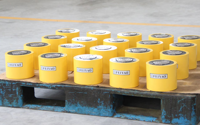 一批薄型液壓千斤頂即將發往客戶