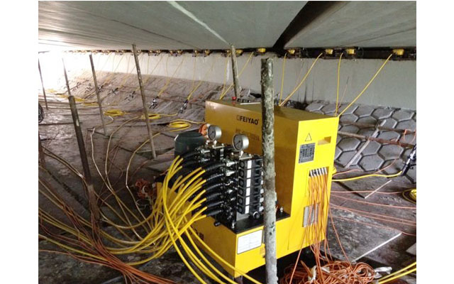 PLC同步頂升系統控制24臺千斤頂頂升現場