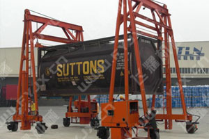 移動(dòng)式集裝箱液壓吊車圖片