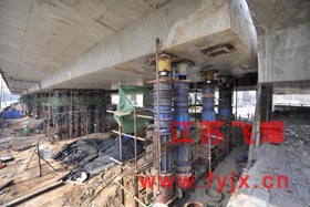 高速公路同步頂升現場圖