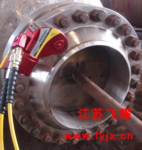 驅動式液壓扭矩扳手螺栓緊固現場圖