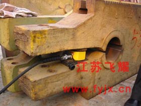 油田大型銷軸的拆卸現場圖