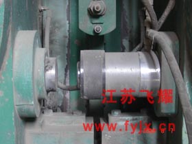 輥壓機(jī)回退液壓油缸使用圖